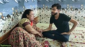 Mladí indičtí kluci poprvé setkají s horkou bengálskou hospodyňkou