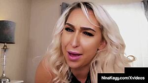 Nina Kayy, prsnatá pokušiteľka, sa zapája do orálneho potešenia s veľkým tvrdým penisom