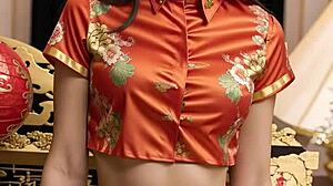 Bellezze asiatiche mostrano la loro collezione di lingerie per il Capodanno cinese
