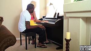 Cuplu amator devine obraznic în timpul lecțiilor de pian