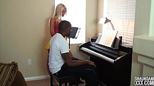 Amatör çift, piyano dersi sırasında yaramazlık yapıyor