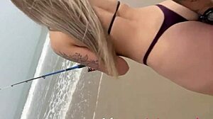 Hvid pige bliver kneppet på stranden efter at have fisket i denne Alinova-video