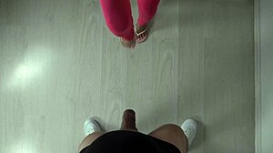 Sexy Füße in rosa Turnschuhen treten einen Ball in Zeitlupe