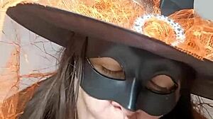 El fetiche de brujas de Halloween de mis vecinos toma un giro caliente con sus videos amateurs